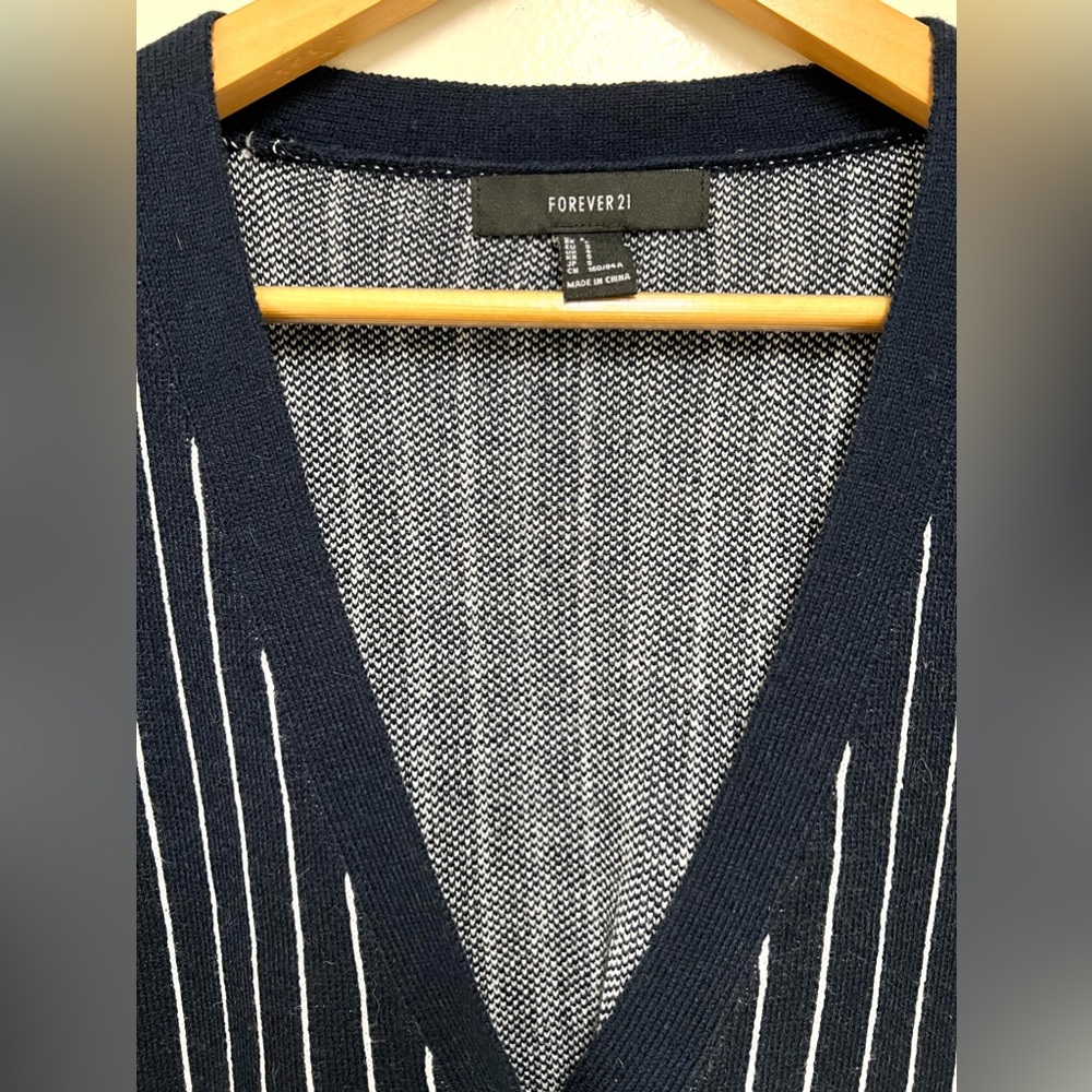 Forever 21 Women's Navy Blue White Stripes V Neck Cardigan 5 Buttons Size S - Picture 4 of 11